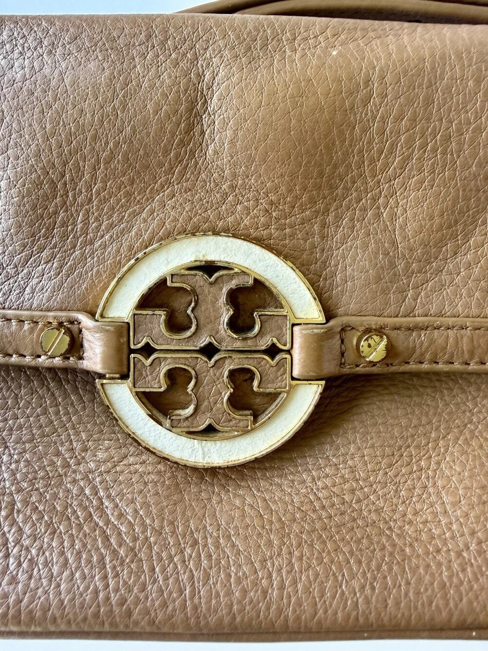 Tory Burch Amanda Crossbody Bag Tan Pebbled Leather Logo Gold Hardware